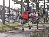 Vierbeiniger Roboter auf Inspektionsreise in einem Umspannwerk 