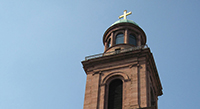 Turm der Paulskirche in Frankfurt vor blauem Himmel