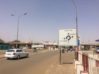 Simone Schnabel NIger thumbnails NEWS zu AntoniaWitt FEST NEWSLETTER: Bild zeigt eine Straße mit einem Straßenschild in Niger, auf dem auf die Regionen Quallam, Dosso und Tillaberi verwiesen wird, Foto: Simone Schnabel