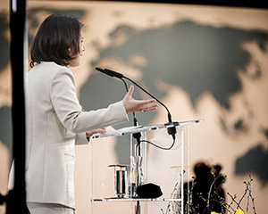 Außenministerin Annalena Baerbock vor einer großen Weltkarte bei der Auftaktveranstaltung zum Prozess der nationalen Sicherheitsstrategie. Photo: picture alliance /Flashpic | Jens Krick