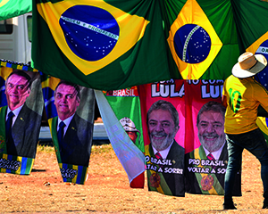 Wahlkampffahnen mit den Gesichtern des derzeitigen Präsidenten Jair Bolsonaro (links) und des ehemaligen Präsidenten Luiz Inácio Lula da Silva hängen vor dem Obersten Wahlgericht in Brasilia, Brasilien, zum Verkauf.