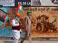 Die Proteste der indischen Landbevölkerung dauern an, hier zwei Demonstranten in Delhi im Februar 2021. | Photo: picture alliance / ZUMAPRESS.com | Naveen Sharma