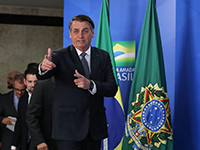 Der brasilianische Präsident Jair Bolsonaro macht die "gun gesture", 2019 (Photo: https://www.flickr.com/photos/palaciodoplanalto/47643807562).