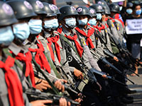 Bewaffnete Bereitschaftspolizei in der Nähe von Demonstranten in Naypyitaw, Myanmar, am 8. Februar 2021 (Foto: picture alliance/AP Photo).