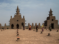 Szene vor einer Moschee in Djenné, Mali (Photo: https://www.flickr.com/photos/un_photo/16806119180/).
