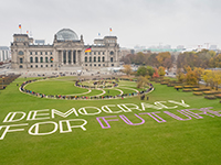 Kunstaktion des Bürgerrats Demokratie vor dem Bundestag, 2019 (Photo: https://www.flickr.com/photos/volksabstimmung/49085093316/in/photostream/).
