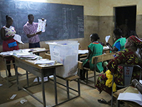 Stimmauszählung in Ouagadougou während der Wahlen 2015