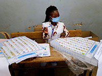 Stimmauszählung in Burkina Faso 2020 (Foto: picture alliance, Reuters/Zohra Bensemra).