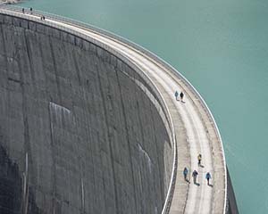 [Translate to English:] Reservoir dam with people walking on top, Photo: wallner (pixabay)