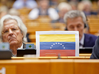 EU-Parlament mit venezolanischer Flagge (Foto: Flickr, European Parliament, CC BY 2.0).