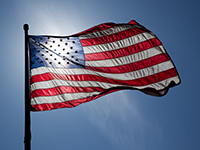 Flag of the United States of America, backlit, windy day (Foto: Jnn13, Wikimedia Commons, CC BY-SA 3.0 Unported).