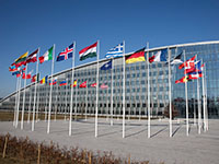 Flaggen vor dem NATO-Hauptquartier in Brüssel (Foto: NATO, flickr, CC BY-NC-ND 2.0).