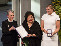 Berit Reiss-Andersen, Setsuko Thurlow und Beatrice Fihn bei der Verleihung des Friedensnobelpreises 2017 (Foto: Flickr, http://bit.ly/2AKbobo, Jo Straube)
