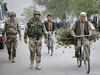 ISAF-Einsatz in Afghanistan. Der deutsche Verbindungsoffizier in Kabul auf dem Weg zu afghanischen Behoerden am 07.04.2010 (Foto: Bundeswehr/Andrea Bienert, Flickr, alle Rechte vorbehalten).