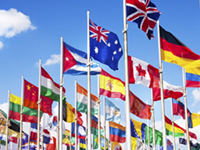 Internationale Flaggen (Foto: Wikimedia Commons, INA-DENIA)