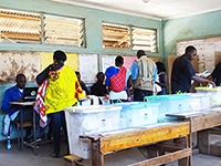 Wahlbüro bei den Wahlen in Kenia 2013 (Foto: Susanne Raukamp, Heinrich-Böll-Stiftung, CC BY-SA 2.0, https://www.flickr.com/photos/boellstiftung/8641970427/in/album-72157633224522603/)