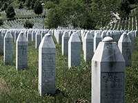 Friedhof in Srebrenica (Foto: Julian Buijzen, http://bit.ly/2hP2Win, CC BY-NC-ND 2.0)