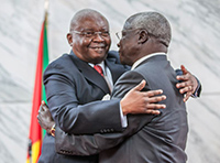Ehem. Präsident Guebuza mit Oppositionsführer Dhlakama bei der Ratifizierung eines Friedens- abkommens 2014 (Foto: Voice of America, CC BY 1.0)