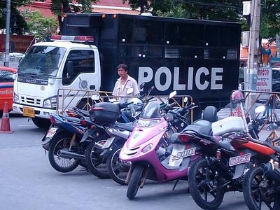 Polizeiarbeit bei illegalen Markthändlern, die an westliche Rucksacktouristen verkaufen, Bangkok, Thailand
