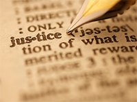 Das Wort "Justice" wird in einem Wörterbuch erklärt.