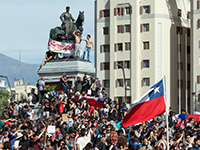Foto der Proteste in Chile, 2019 (Photo: https://commons.wikimedia.org/wiki/File:Protestas_en_Chile_20191022_07.jpg).