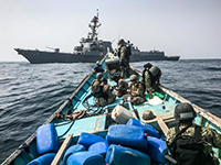 U.S. Navy Seizes Weapons in Gulf of Aden (Foto: U.S. Naval Forces Central Command (NAVCENT) Public Affairs | Public Domain; The appearance of U.S. Department of Defense (DoD) visual information does not imply or constitute DoD endorsement).