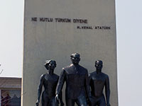 "Statue von Mustafa Kemal Atatürk in Üsküdar, Istanbul" (Photo: Wikimedia Commons, Darwinek, http://bit.ly/2GuS9nS, CC BY-SA 3.0)