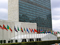 Flaggen vor dem UN-Hauptgebäude in New York (Foto: Smooth_O, Wikimedia Commons, CC BY SA 2.0).