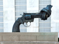 "Non-Violence" (The Knotted Gun) by Carl Fredrik Reuterswärd at the United Nations Headquarters. Photo: Scott Beale/Flickr | https://bit.ly/3l2z2HF | CC BY-NC-ND 2.0