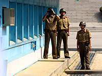 Soldaten beobachten die Grenze, Panmunjom, Korea (Photo: Maryland GovPics, flickr, http://bit.ly/2IeabfO, CC BY 2.0)
