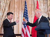Vizepräsident Joe Biden stößt mit dem chinesischen Präsidenten Xi Jinping an. Photo: US State Department