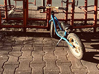 Kinder-Roller an einem Fahrradständer