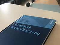 Handbuch Krisenforschung. Foto: HSFK