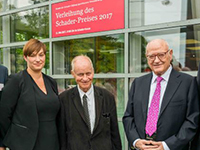 Die Preisträgerin Nicole Deitelhoff mit dem Laudator Klaus von Beyme und dem Stifter Alois M. Schader (Foto Christoph Rau)