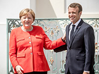 Angela Merkel und Emmanuel Macron begrüßen sich in Meseberg