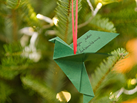 Origami-Friedenstaube am Weihnachtsbaum (Foto: HSFK)