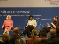 Dialog mit BMZ zur Nationalen Sicherheitsstrategie: Svenja Schulze, Auma Obama und Nicole Deitelhoff bei der Veranstaltung, Foto: BMZ Youtube-Kanal