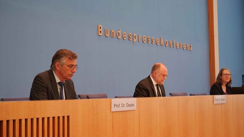 Christopher Daase und Tobias Debiel auf der Bundespressekonferenz anlässlich der Vorstellung des Friedensgutachtens am 21.06.2022 (Foto: HSFK).