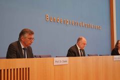 C. Daase und T. Debiel auf der Bundespressekonferenz am 21.06.2022