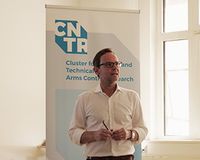 Prof. Schreiner hält einen Vortrag, im Hintergrund sieht man das Logo des CNTR-Projekts