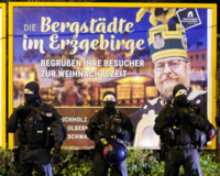 Freiberg in Alarmbereitschaft: Polizist:innen aus Nordrhein-Westfalen postieren sich am 13.12.2021 am Rande eines „Spaziergangs“ gegen die Corona-Maßnahmen