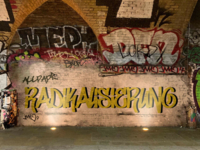Radikalisierung 2 Newsletter: Das Wort „Radikalisierung“ als Graffiti. Foto: Christoph Scholz/Flickr (bearbeitet) | CC BY-SA 2.0