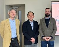 Patrick Flamm im Polar Cooperation Research Centre, Kobe Universität. Von links nach rechts: Shigeru Aoki, Akiho Shibata, Patrick Flamm