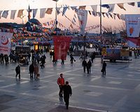 öffentlicher Platz in Istanbul mit Wahlfahnen, die die verschiedenen politischen Parteien symbolisieren