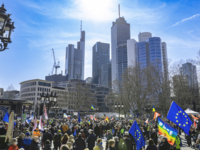 Ukraine Friedens-Demo in Frankfurt vor dem Hintergrund der Frankfurter Skyline, Foto: Campact via flickr, CC BY-NC 2.0