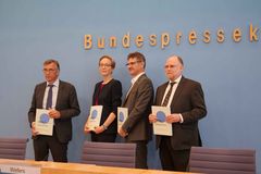 C. Daase, U. Schroeder, C. Schetter und T. Debiel praesentieren das Friedensgutachten 2022 auf der Bundespressekonferenz